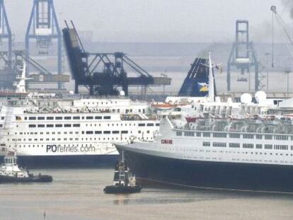 'Pride of Bilbao' junto al Queen Elizabeth II a la entrada del Puerto, en 2006.