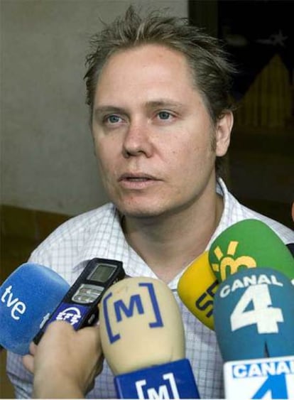 El presidente del comité de empresa de Spanair, Jordi Mauri, realiza declaraciones a los medios de comunicación en un receso de la reunión entre directivos y sindicatos.