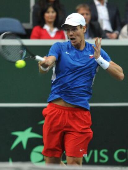 Berdych golpea de derecha.