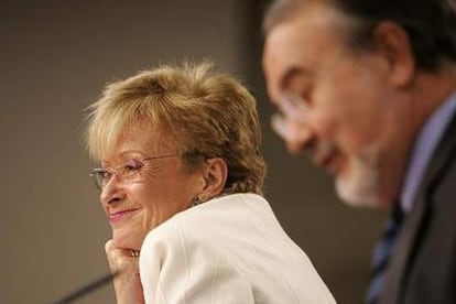 Los vicepresidentes María Teresa Fernández de la Vega y Pedro Solbes, en la conferencia de prensa posterior al Consejo de Ministros.