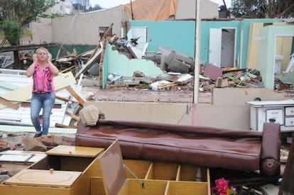 Moradora olha casa destru&iacute;da ap&oacute;s tornado em Xanxer&ecirc;. 