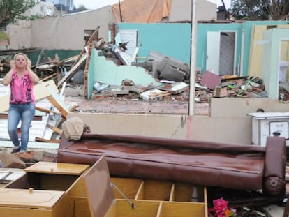 Moradora olha casa destru&iacute;da ap&oacute;s tornado em Xanxer&ecirc;. 