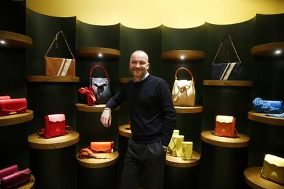 El diseñador Héctor Jareño, en la tienda Reliquiae, de la calle Serrano, 72, de Madrid.