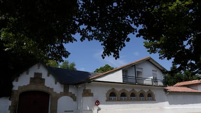 Entrada del palacio de La Cumbre, en San Sebastián.