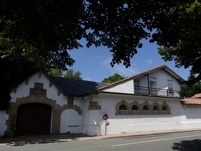 Entrada del palacio de La Cumbre, en San Sebastián.