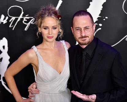 Jennifer Lawrence y Darren Aronofsky durante la promoción de ‘Mother!’ en 2017.