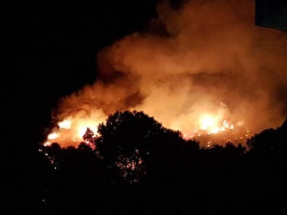 Las llamas queman una zona de vegetación forestal en Castelldefels.