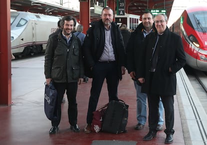 Trabajadores que hacen todos los días la linea Valladolid-Madrid para ir a trabajar. Álvaro Ramos-Catalina, Fernando de Pedro, Santiago Villaverde y Carlos Borrego, el 16 de febrero de 2023.