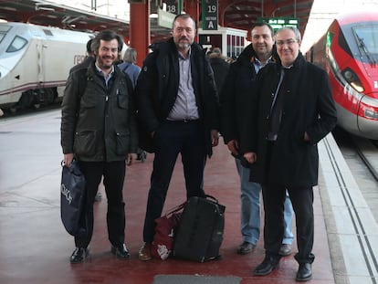 Trabajadores que hacen todos los días la linea Valladolid-Madrid para ir a trabajar. Álvaro Ramos-Catalina, Fernando de Pedro, Santiago Villaverde y Carlos Borrego, el 16 de febrero de 2023.