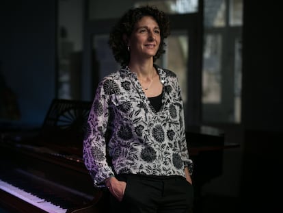 La filósofa Marina Garcés, junto al piano de la escuela MúsicActiva de Barcelona, en la que ha recibido clases.
