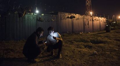 Unos refugiados sirios en Subotica (Serbia), cerca de la frontera húngara, en 2017.