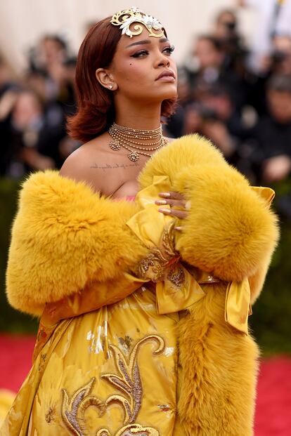 Plano detalle del tocado de Rihanna.