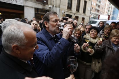 Mariano Rajoy toma una copa de vino rodeado de ciudadanos en Logroño.