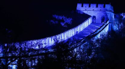 Una zona de la gran Muralla china en Badaling, iluminada de azul.