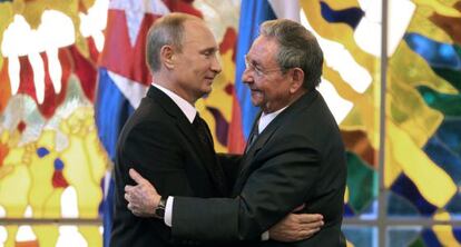 Vlad&iacute;mir Pution y Ra&uacute;l Castro durante una reuni&oacute;n en La Habana. 