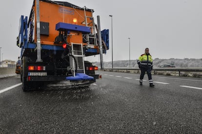 Una màquina llevaneu en una carretera de les comarques gironines, a l'autovia A-2.