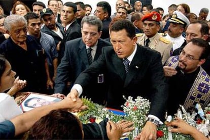 El presidente Hugo Chávez recibe muestras de apoyo de simpatizantes junto al férretro de Danilo Anderson, en la Fiscalía General en Caracas.