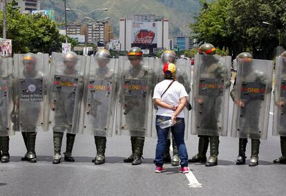 Una de las manifestantes frente a los policías.