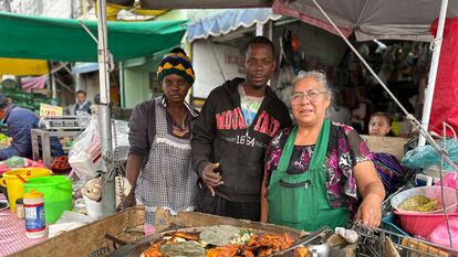 Edith Ossias y su marido, con doña Chole en su restaurante callejero del mercado de La Merced, en Ciudad de México.