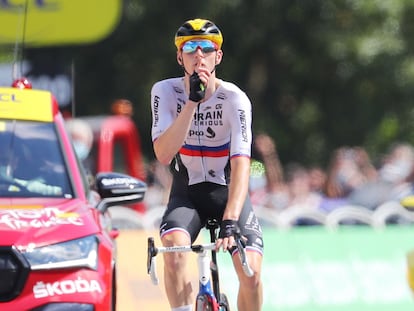 Matej Mohoric manda callar después de ganar la 19ª etapa del Tour de Francia.