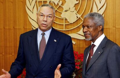 Colin Powell (izquierda) y Kofi Annan hablan con los periodistas, ayer en la sede de Naciones Unidas.