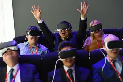 Visitors test the new 'Oculus VR' virtual device at the Samsung stand during the Mobile World Congress in Barcelona on February 22, 2016, on the first day of the world's biggest mobile fair that runs to February 25.

South Korean tech giants Samsung Electronics and LG unveiled yesterday new smartphones with better cameras and turned to virtual reality to boost interest in their headsets at a time of slowing sales.

 / AFP / JOSEP LAGO