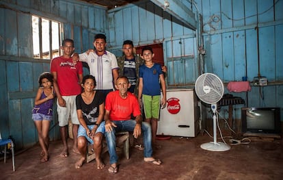 La primera casa: la familia de Otávio das Chagas en la casa alquilada en las afueras de Altamira, en noviembre de 2014.