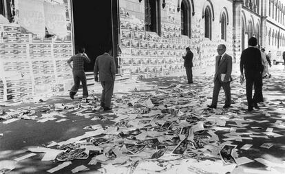 Víspera de las elecciones legislativas de 1977. Las calles de Barcelona aparecen plagadas de propaganda electoral.