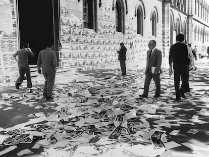 Víspera de las elecciones legislativas de 1977. Las calles de Barcelona aparecen plagadas de propaganda electoral.