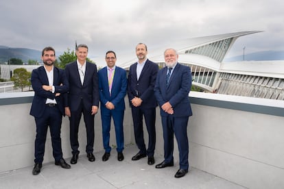 Francisco López Noguera, director de Operaciones de Aeropuertos de Iberia; José Luis de Luna, Director de Aeropuertos de Iberia; Iván Grande, Director del aeropuerto de Bilbao; Carlos Suárez, director de Movilidad de Repsol; y José Ignacio Zudaire, Adjunto al CEO de Petronor.