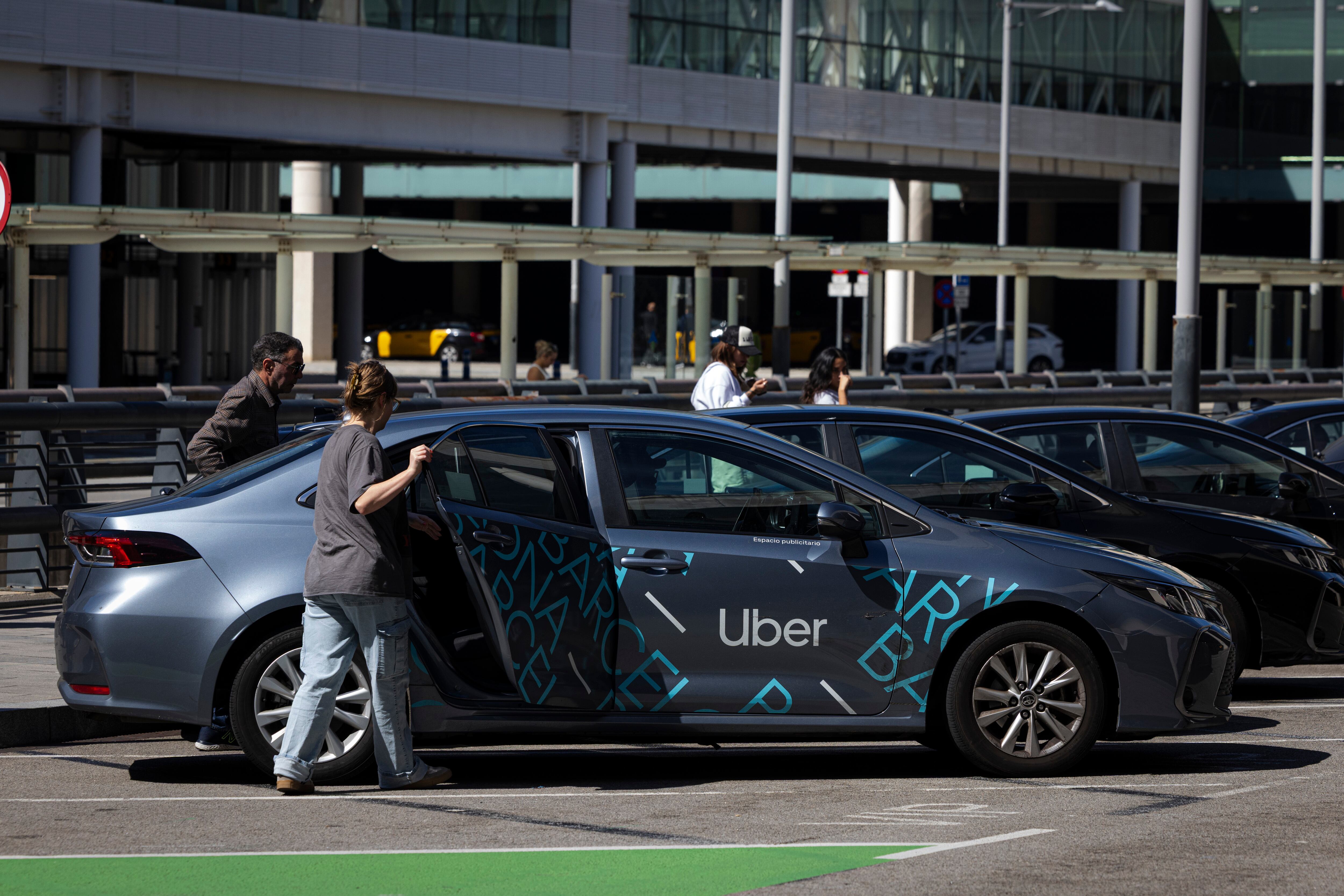 Un VTC Uber en el Aeropuerto de Barcelona
