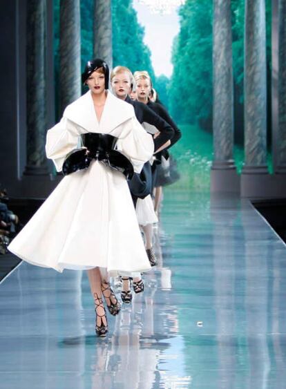 Sin duda, las clientas de Dior optarán en su momento por transparencias menos osadas que las dibujadas para la pasarela, pero hay que reconocer que sobre el podium el efecto era contundente. En el terreno del color, el genial modisto llenó de negro y de blanco, tanto el día como de noche, aunque también propuso algunos tostados y celestes, rosas, salmones o verdes muy pálidos. Un vaporoso y romántico vestido largo de noche, plisado y transparente, los reunió a todos, adornado con una prenda-accesorio característica del próximo invierno de lujo Dior, el "cinturón-corsé Bar", confeccionado en cuero, piel de cocodrilo y otros materiales rígidos, de gran volumen sobre las caderas, con bolsillos o no.