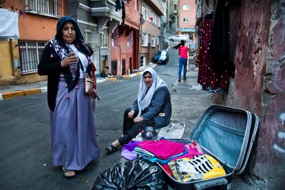 Para subsistir, algunas mujeres kurdas venden ropa de segunda mano en las calles del barrio.
