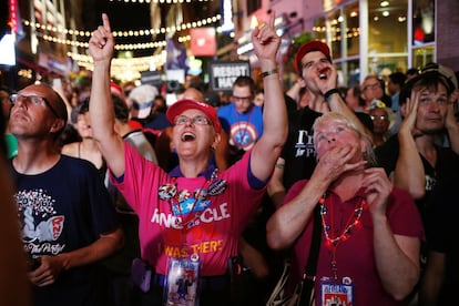 Seguidores de Trump celebran su discurso en las inmediaciones del estadio donde se celebró la Convención de Cleveland. 