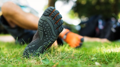 Artículo de EL PAÍS Escaparate que describe los potenciales beneficios de apostar por las zapatillas barefoot Saguaro.