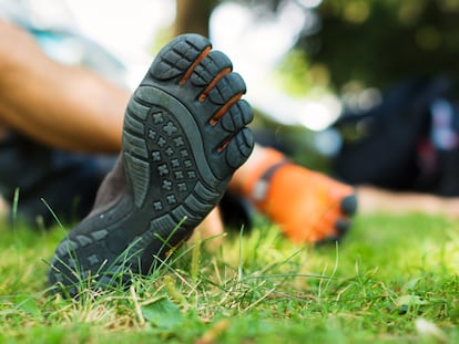 Artículo de EL PAÍS Escaparate que describe los potenciales beneficios de apostar por las zapatillas barefoot Saguaro.