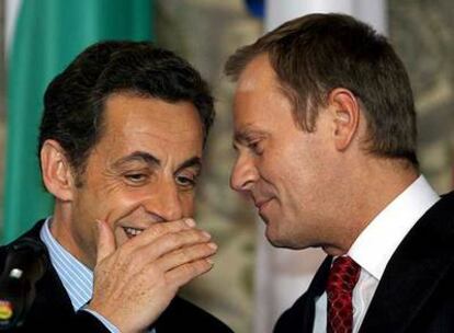 Nicolas Sarkozy conversa con el primer ministro polaco, Donald Tusk.
