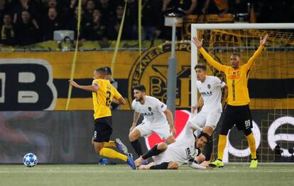 Parejo comete el penalti que permite el empate del Young Boys.