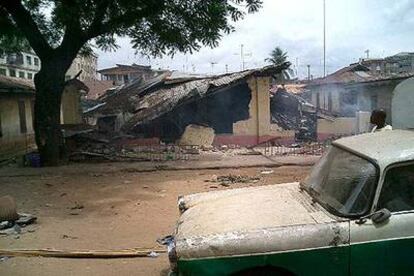 Un hombre mira las ruinas incendiadas de una mezquita en una calle de Onitsha, en Nigeria. Decenas de hombres armados con machetes y pistolas han atacado causado el pánico entre la comunidad musulmana.