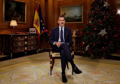 El Rey Felipe VI dirige esta Nochebuena a los españoles el tradicional mensaje de Navidad, el sexto de su reinado, desde el palacio de La Zarzuela.