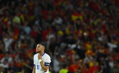 Kylian Mbappe, de Francia, tras el gol de Mikel Merino.