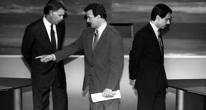 Debat electoral el 1993 entre Felipe González i José María Aznar a Antena 3. Al centre, Manuel Campo Vidal, moderador del debat.
