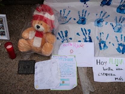 Mensajes y velas bajo el edificio donde vivían las dos hermanas de Sallent (Barcelona), este sábado.