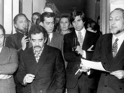 De izquierda a derecha: Juan García Hortelano, Carlos Barral, Gabriel García Márquez, Mario Vargas Llosa, Isabel Mirete, Salvador Clotas y José María Castellet, miembros del jurado del Premio Biblioteca Breve de Novela de 1970, declarado desierto.