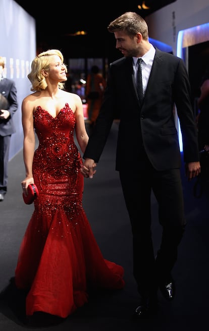 Shakira y Gerard Piqué llegan juntos y de la mano a la entrega del Balón de Oro de la FIFA en Zúrich, Suiza, en enero de 2012.