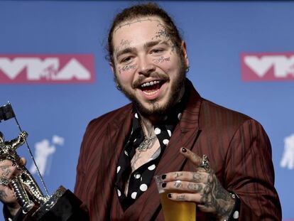 El rapero Post Malone posa con un premio en los MTV Music Awards este lunes.