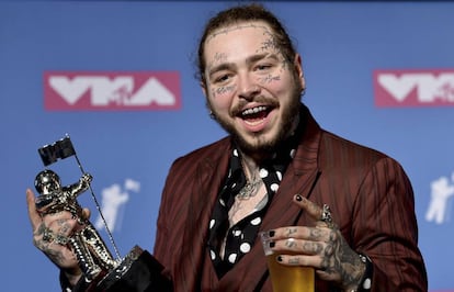 El rapero Post Malone posa con un premio en los MTV Music Awards este lunes.