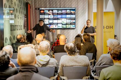 Las conferencias de reconocidos fotógrafos y fotógrafas en diferentes espacios de la ciudad también forman parte de las actividades en torno al festival que se celebra estos días en Barcelona. Este año estuvieron presentes Laia Abril, José Colón, Ana María Arévalo y Pedro Armestre (en la imagen) que mostró su trabajo en Casanova Foto.