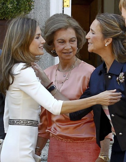 La princesa de Asturias y la Infanta Elena se saludan en presencia de doña Sofía en el Palacio de La Zarzuela. 