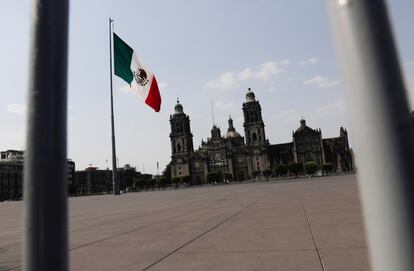 La bandera nacional en la plaza del Zócalo en Ciudad de México, el 13 de abril.